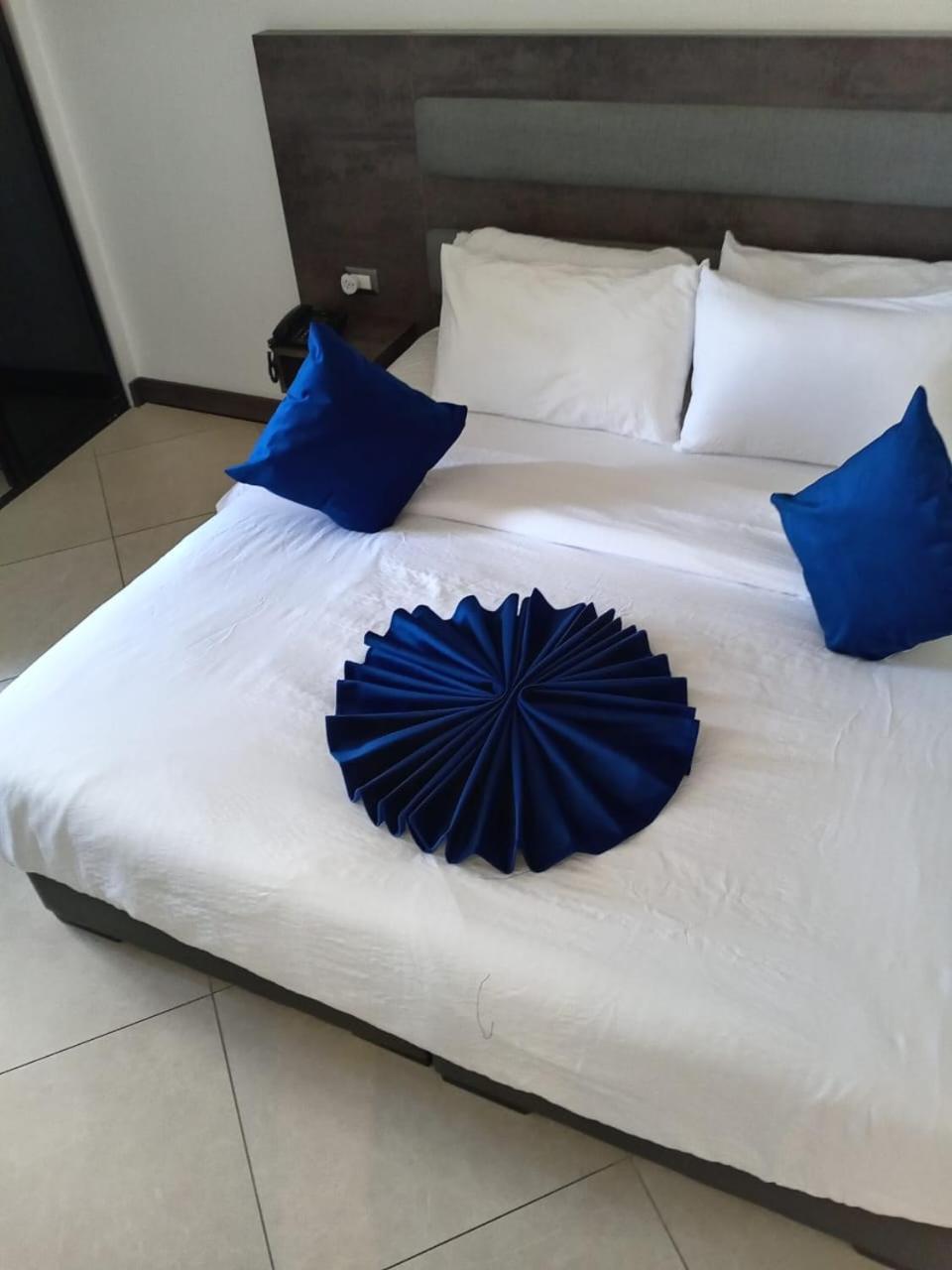 Liv Weibdeh Hotel Suites Amman Dış mekan fotoğraf
